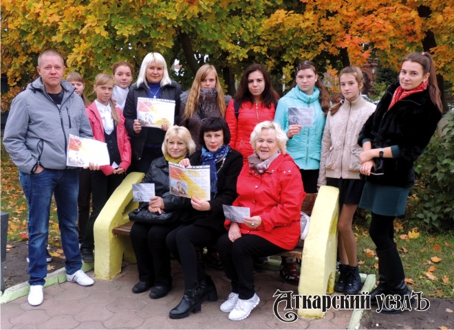 Соцработники и волонтеры в Аткарске провели акцию добра «Позвони родителям»