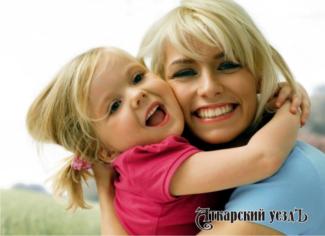 Улыбающаяся женщина с дочкой