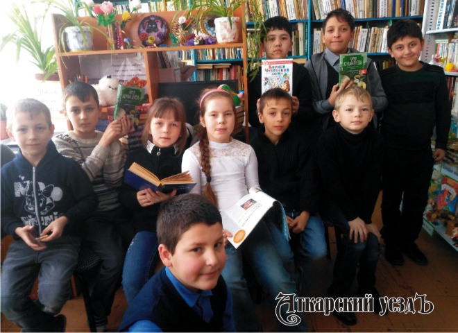 Жители села Вяжля принесли в библиотеку свои любимые книги