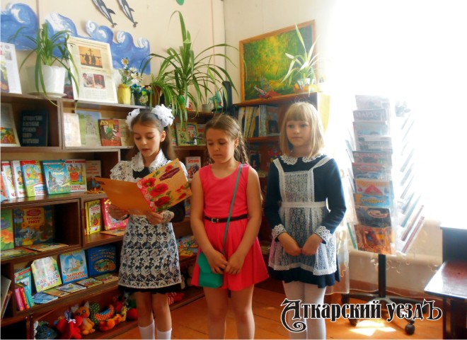 Ребята поздравили сотрудников Детской библиотеки с профессиональным праздником
