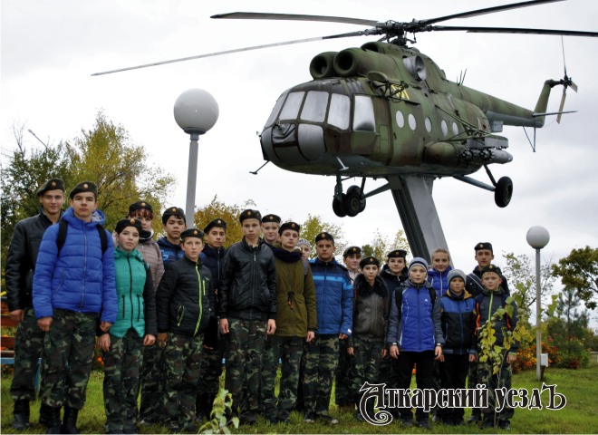 Юные «каскадовцы» посетили саратовский аэродром и примерили парашюты
