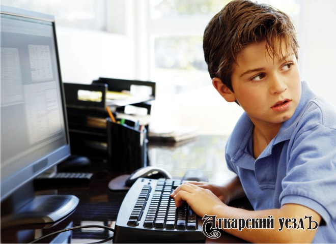 Ребенок за монитором компьютера