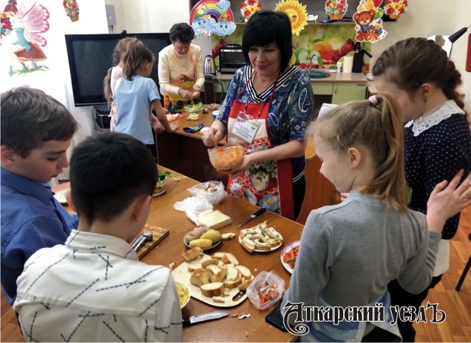 Соцработники научили юных аткарчан готовить «Завтрак для мамы»