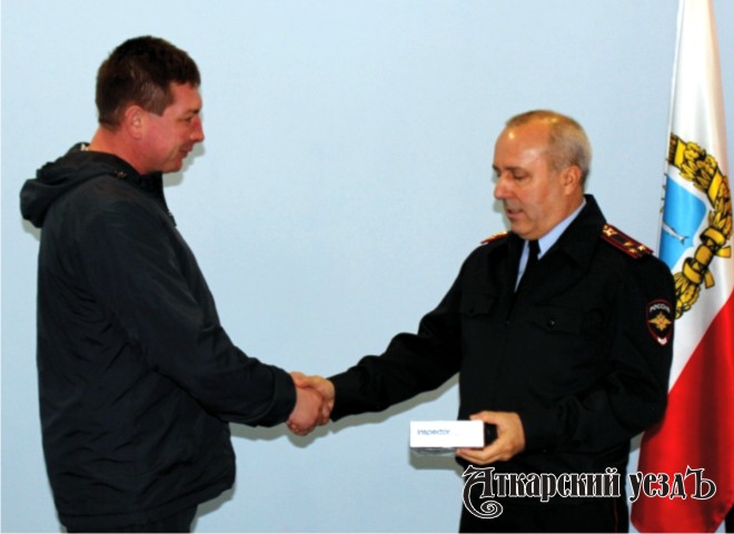Игорь Жарков получает подарок от полиции