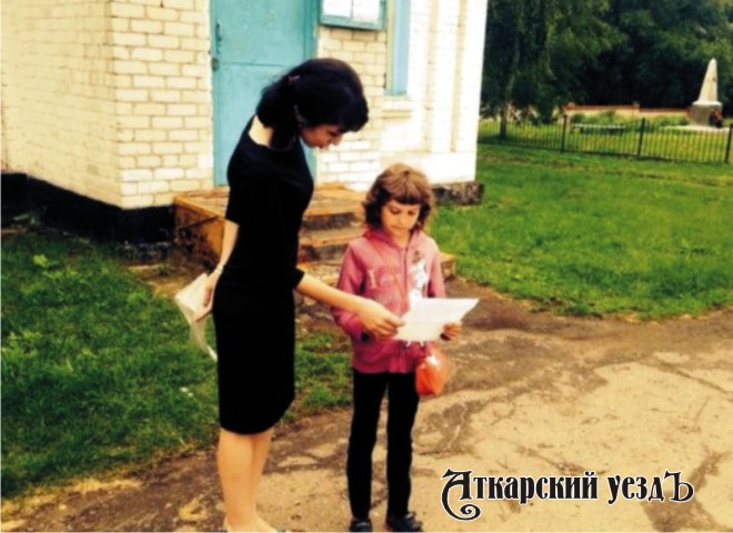 Секретарь административной комиссии администрации Аткарского МР инструктирует девочку о пожарной безопасности