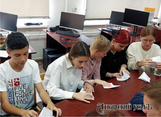Школьники Аткарска делают бумажных журавликов