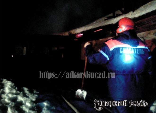 В Аткарске ночью горели склады на территории бывшего завода «Ударник»