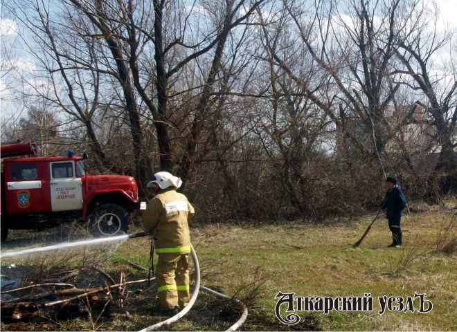 14 возгораний сухой травы произошло за три дня в Аткарском районе