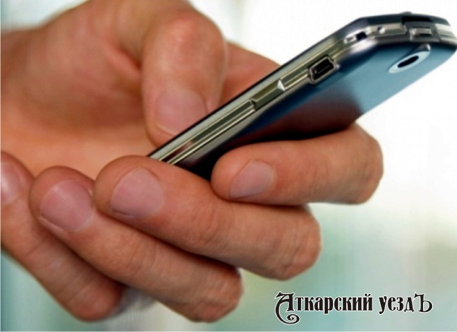 Мобильный телефон в руках мужчины