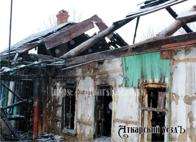 Ночной пожар уничтожил часть крыши дома и внутреннюю отделку