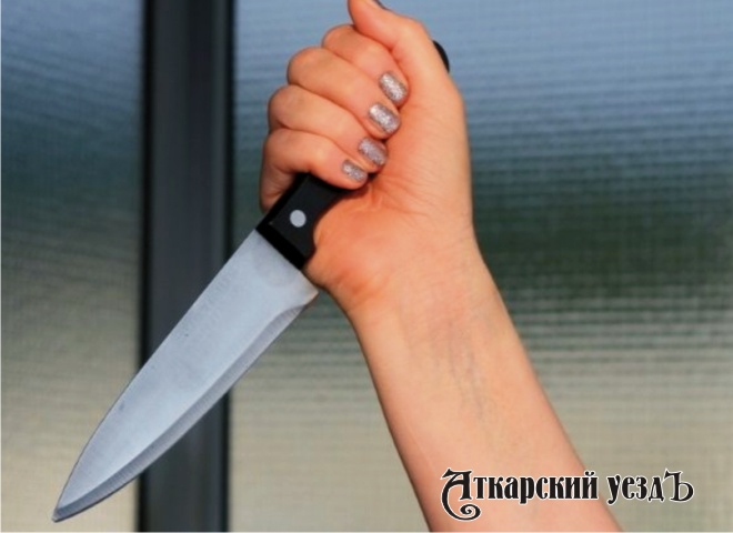 Нож в женской руке