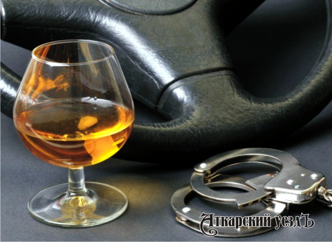 Автомобильная баранка, бокал виски и наручники