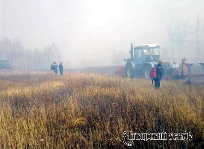 В Аткарском районе третий день тушат крупный природный пожар