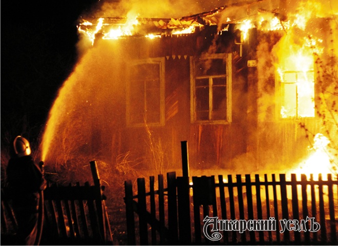 В Аткарском районе сгорел дом на 100 квадратов, люди не пострадали