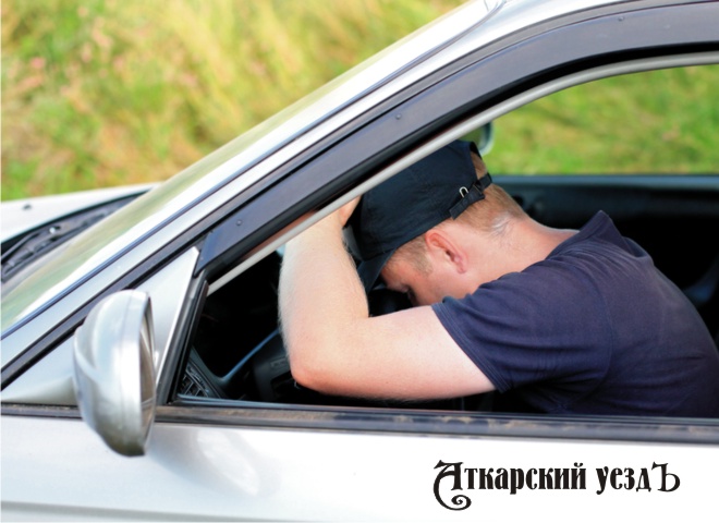 Мужчина спит на руле