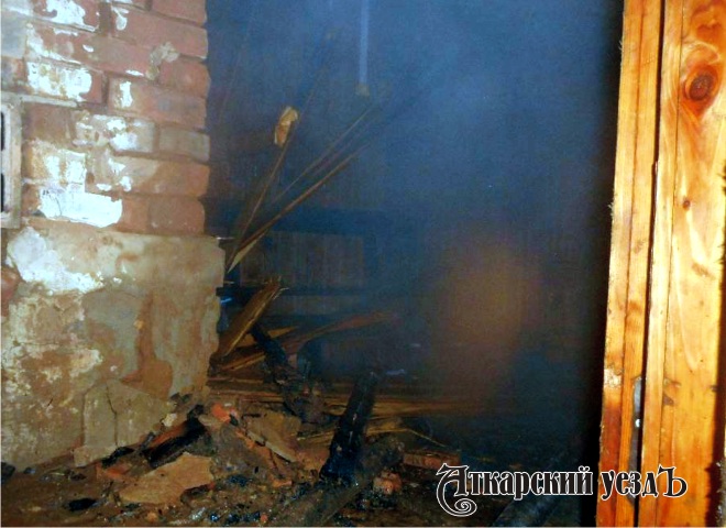 В Аткарске сгорела частная баня на улице Петровской