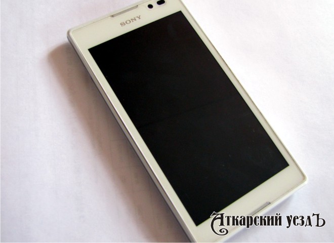 Белый смартфон Sony Xperia