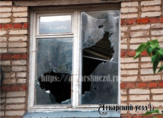 Через разбитое окно у аткарчанки похитили цепочку и крестик на 18600 рублей