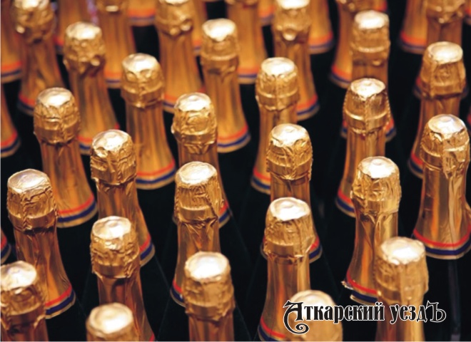 Служащие администрации Фрунзенского района брали взятки 20 бутылками шампанского