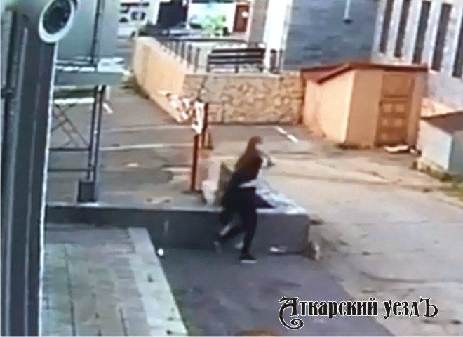 Дама с собачкой из Санкт-Петербурга прыгает с пожарной лестницы