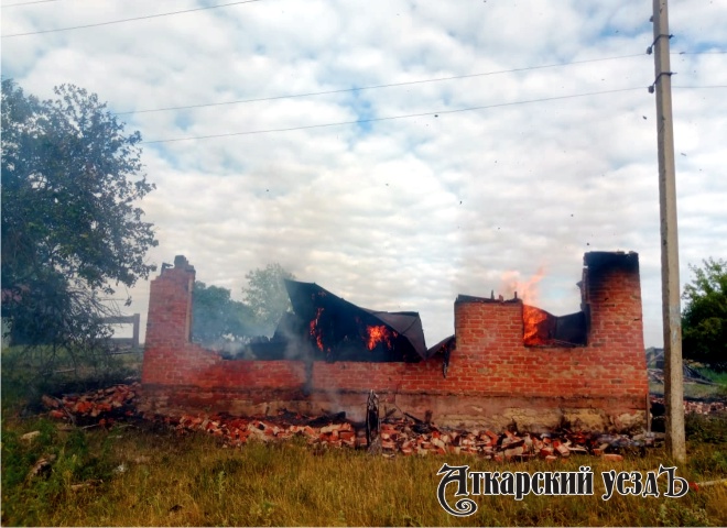 В селе Даниловка Аткарского района сгорел полузаброшенный дом