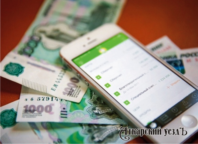 Банкноты и мобильный телефон