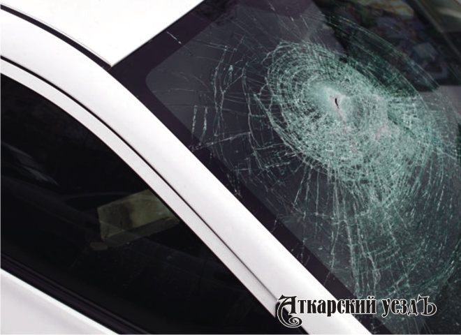 Разбитое лобовое стекло в автомобиле
