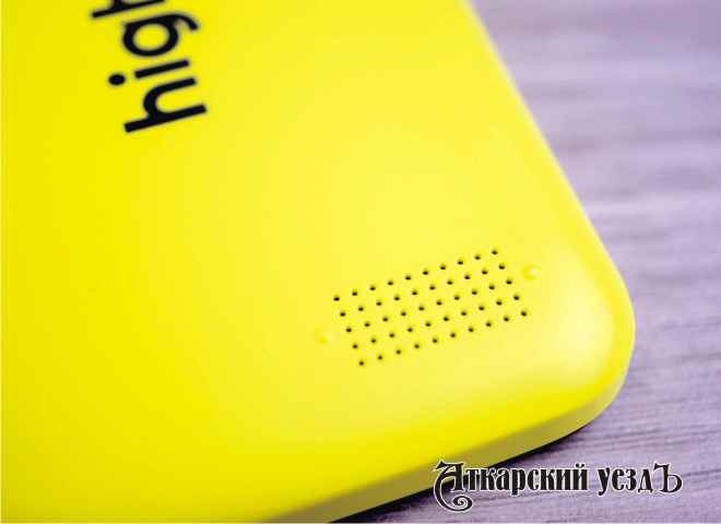 Желто-зеленый телефон марки Highscreen
