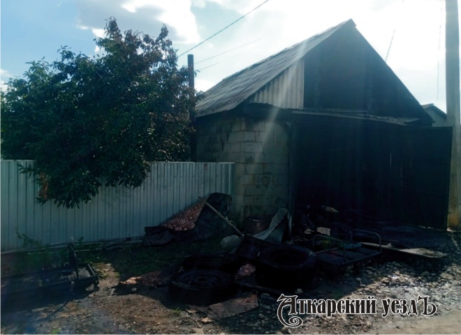 Сгоревший гараж в посёлке Тургенево Аткарского района