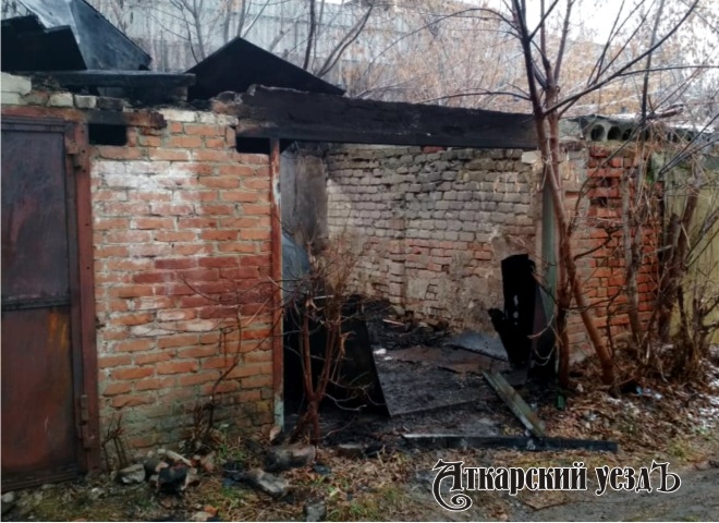 В центре города Аткарска в овраге загорелся пустующий гараж