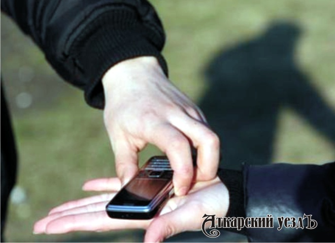 Подросток отобрал у аткарчанина мобильник на стадионе «Локомотив»