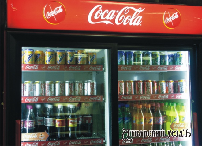 Холодильник-витрина с надписью Coca-Cola