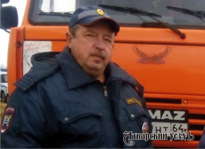 Калининские автоинспекторы помогли дальнобойщику из Аткарского района