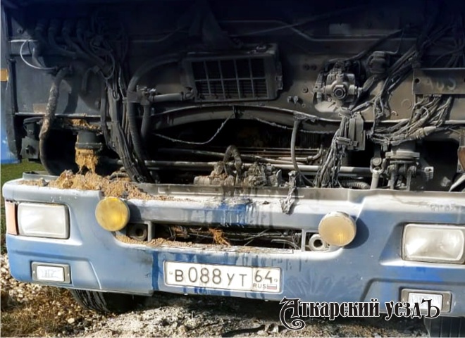 На трассе в Аткарском районе загорелся грузовик КамАЗ с семечками