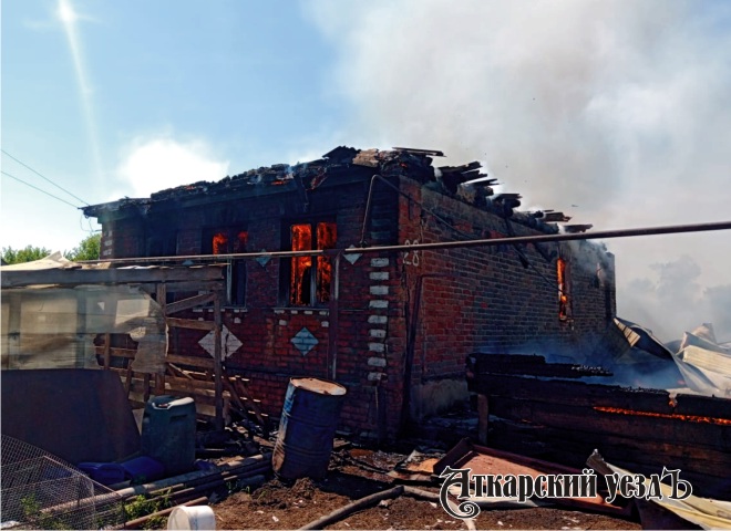 При пожаре в аткарской деревне Киселевка сгорели две коровы
