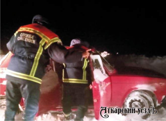 Аткарские спасатели пришли на помощь застрявшему в снегу водителю