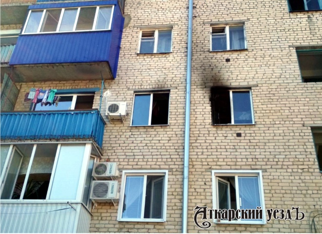 В Аткарске спасли из горящей квартиры женщину с 10-летним ребенком