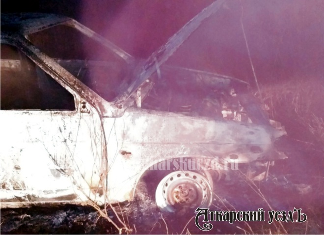Вечером при невыясненных обстоятельствах на дороге сгорела LADA