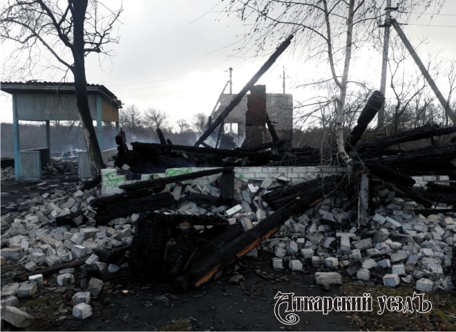 В селе Марфино сгорели бесхозное здание и автомобиль Ford Focus