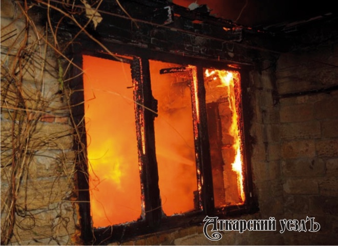 В Аткарском районе ночью тушили пожар в сельском доме