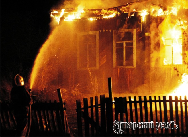 Прошедшей ночью в Аткарске горел бесхозный дом на Мичуринской