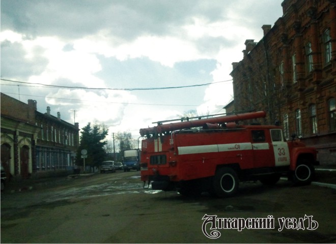 Аткарские пожарные ликвидировали возгорание хозпостроек на улице Республиканской