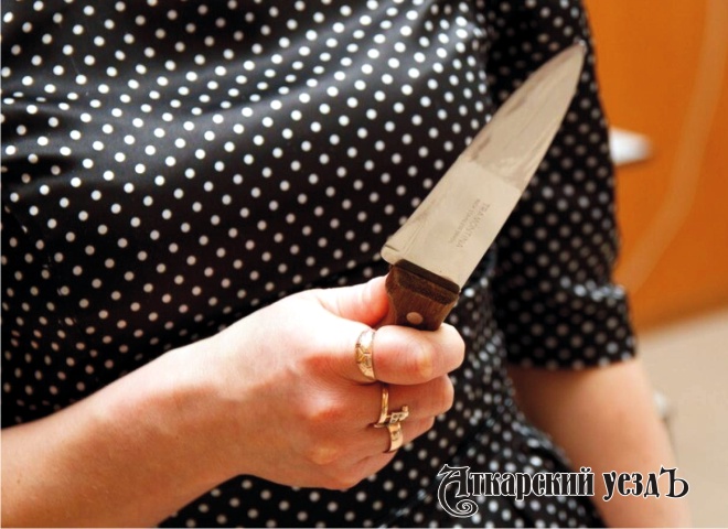 Жительница Аткарска ранила ножом взявшего ее за грудки сожителя