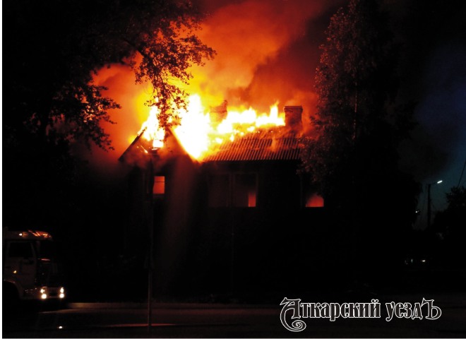 Ночной пожар в Аткарске оставил без крова семейную пару