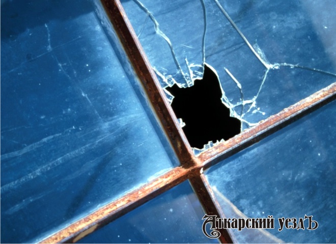 Жительнице залинейной части города Аткарска разбили окна