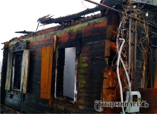 На пепелище дома в Новой Осиновке обнаружили тело женщины