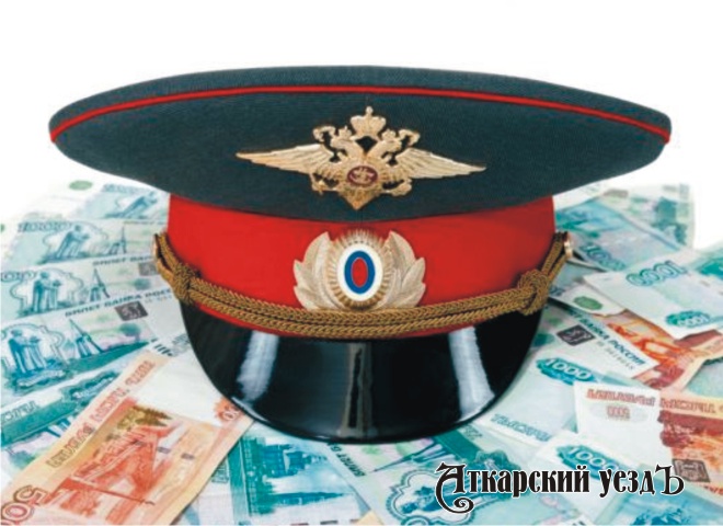 В Саратовской области полицейский заставил стажера сдать деньги в несуществующий фонд