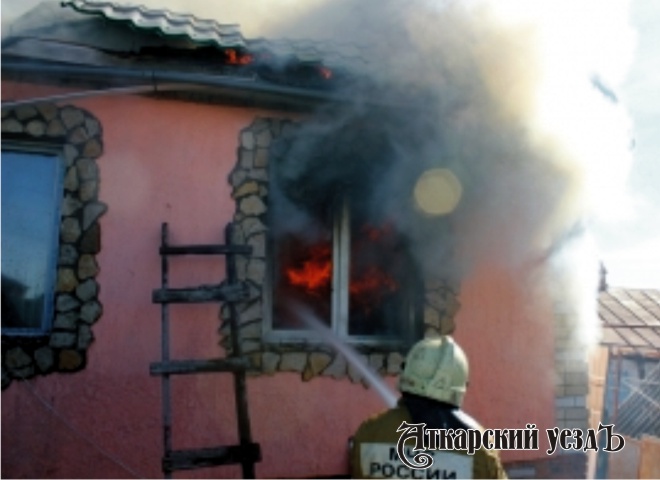 Утром в Аткарске пожарные потушили возгорание дома на Пролетарке