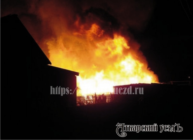 В районе Сельхозтехники в Аткарске сгорело складское помещение