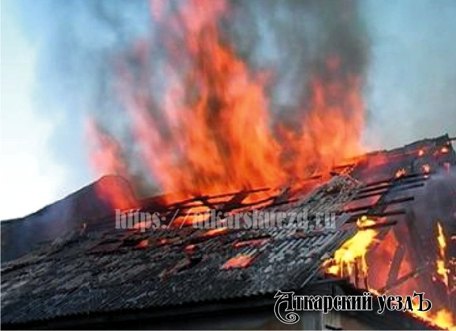 В Аткарске шквалистый ветер порвал провода, в Чемизовке сгорел дом